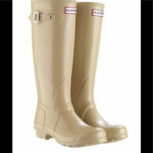 Hunter glossy beige rain boot size 6